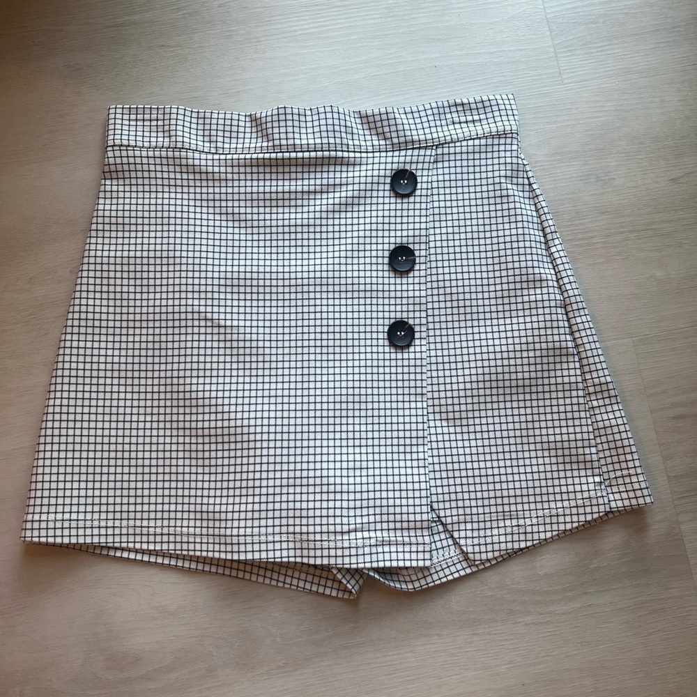 White and black plaid skort , Size M
